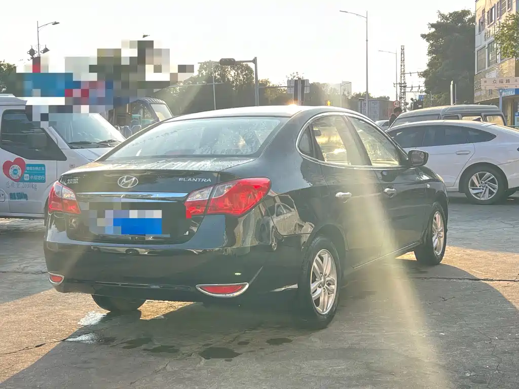 Hyundai Elantra — миниатюра 8