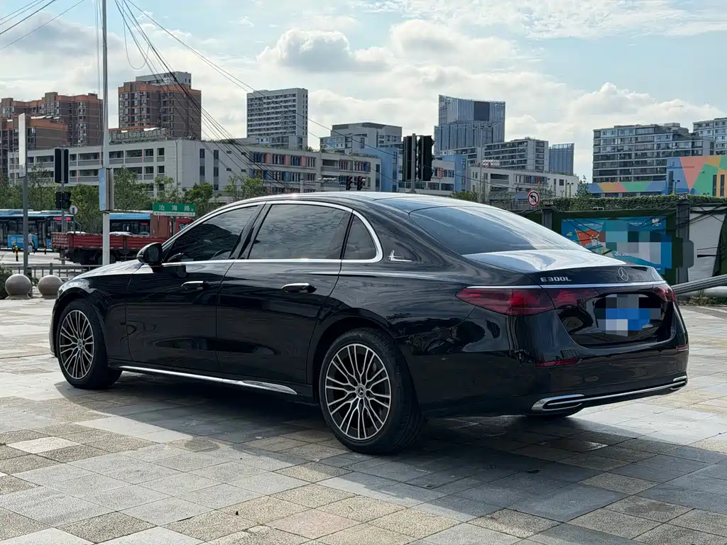 Mercedes-Benz E-Class — миниатюра 6