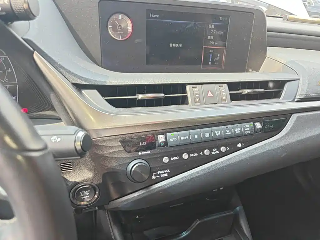 Lexus ES — миниатюра 13