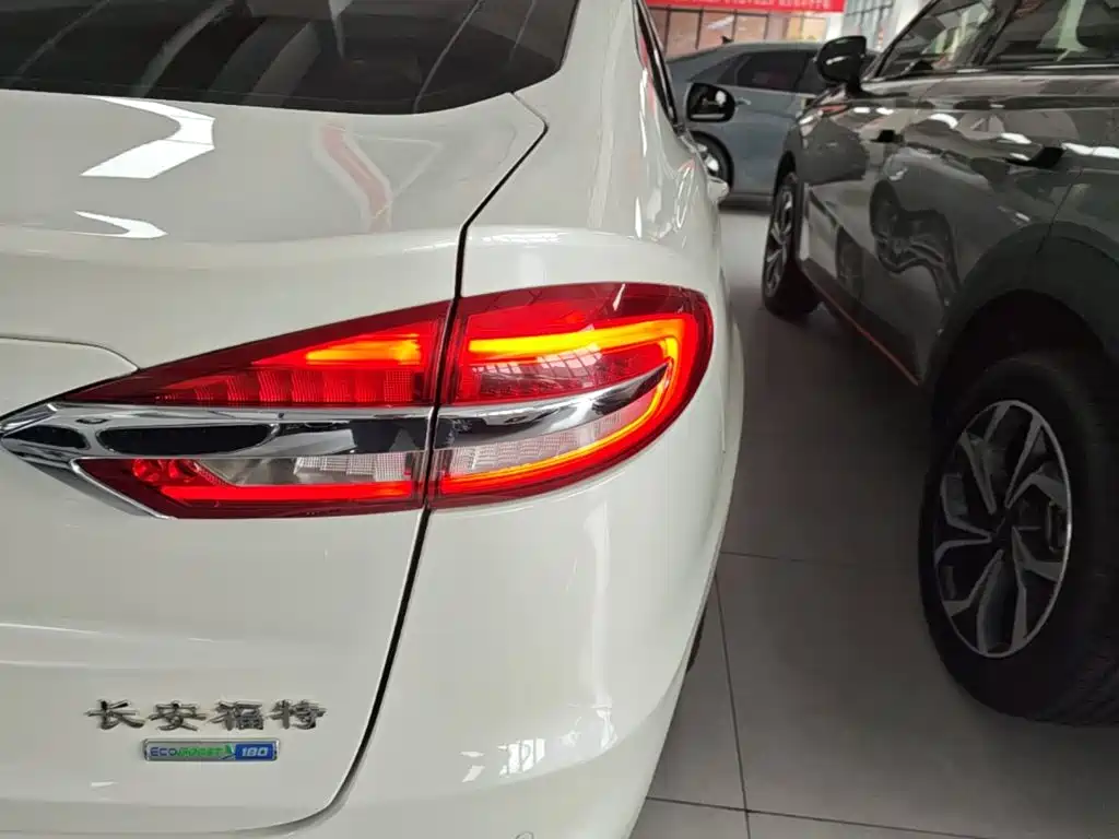 Ford Mondeo — миниатюра 8