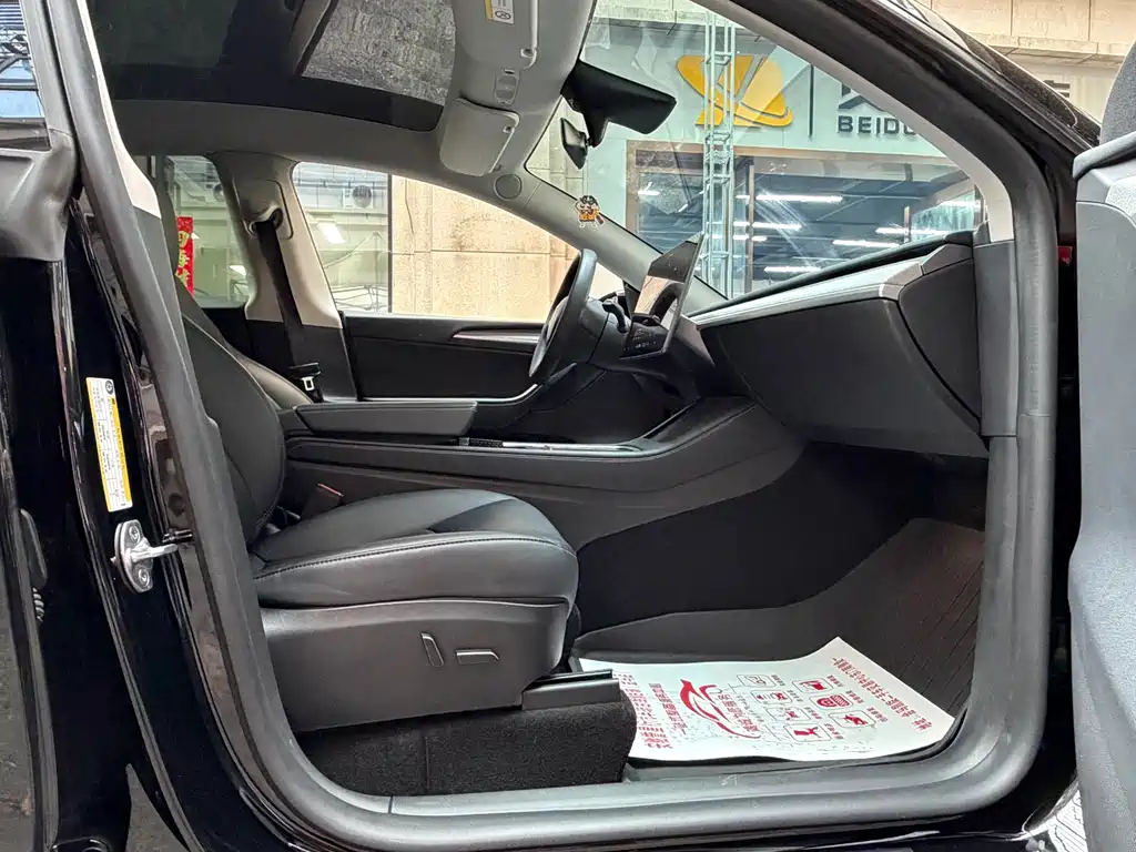 Tesla Model Y — миниатюра 9