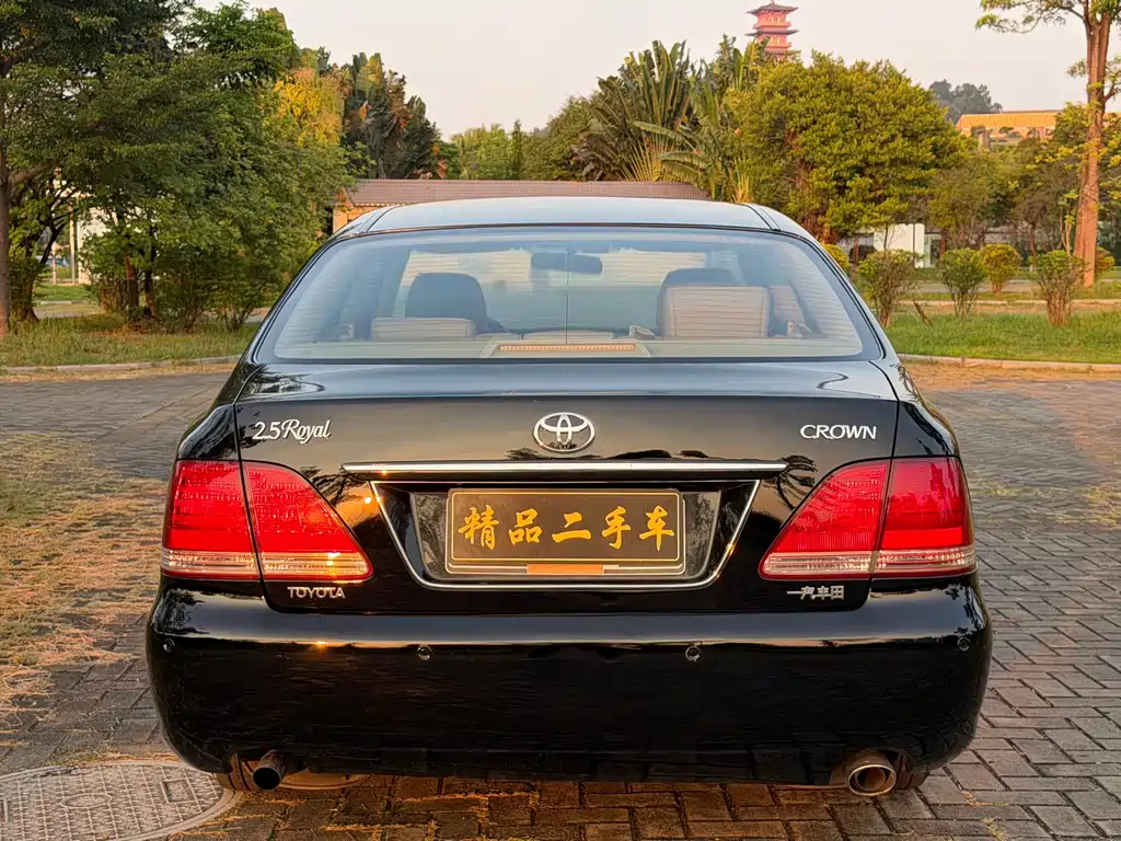 Toyota Crown — миниатюра 6