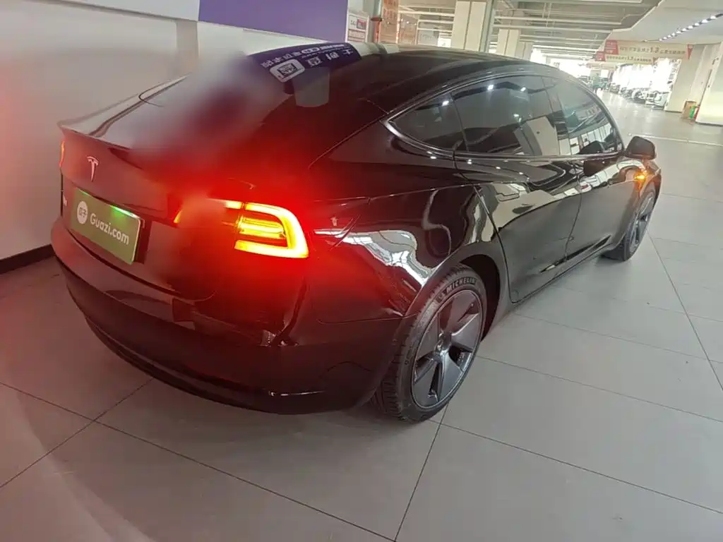 Tesla Model 3 — миниатюра 7