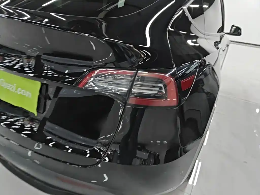 Tesla Model Y — миниатюра 8