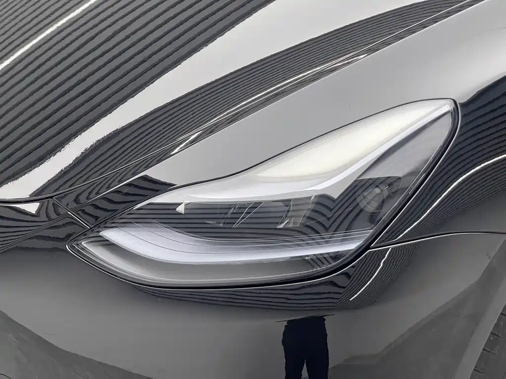 Tesla Model Y — миниатюра 18