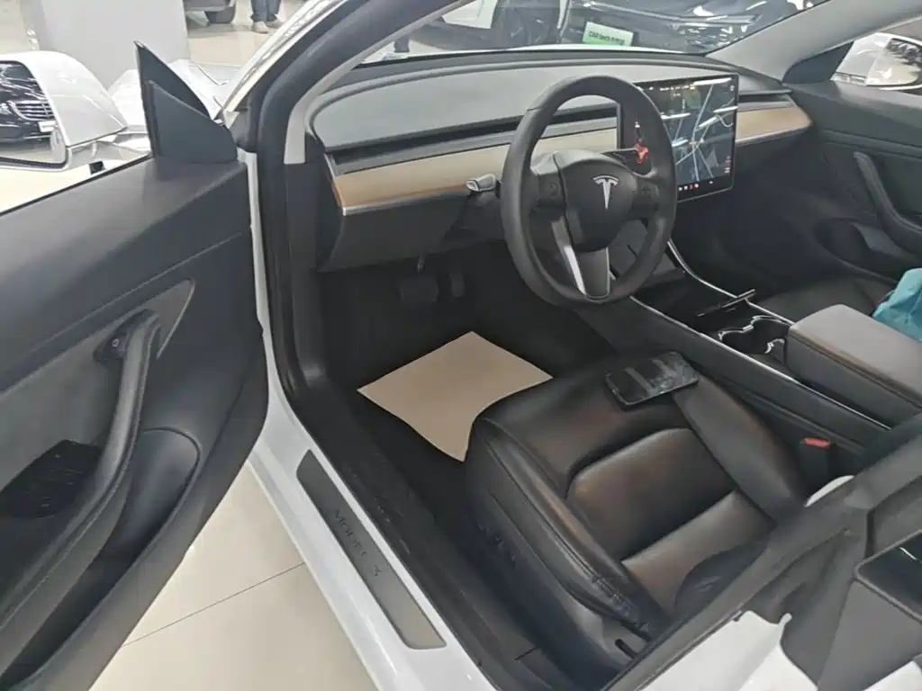 Tesla Model 3 — миниатюра 15