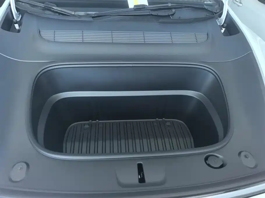 Tesla Model Y — миниатюра 10