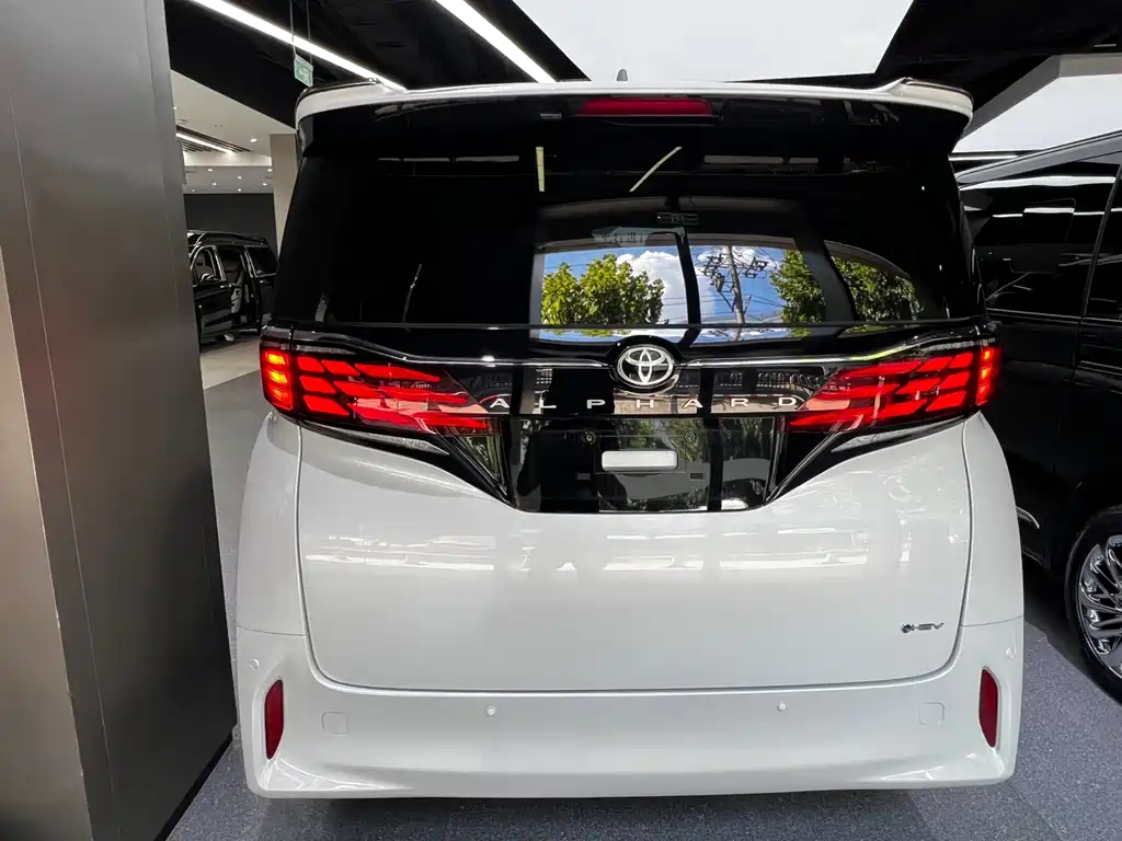 Toyota Alphard — миниатюра 15