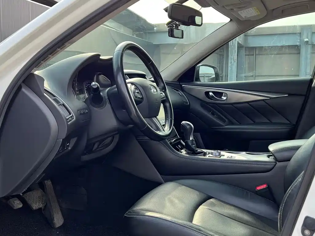 Infiniti Q50 2014 2.0T Comfort