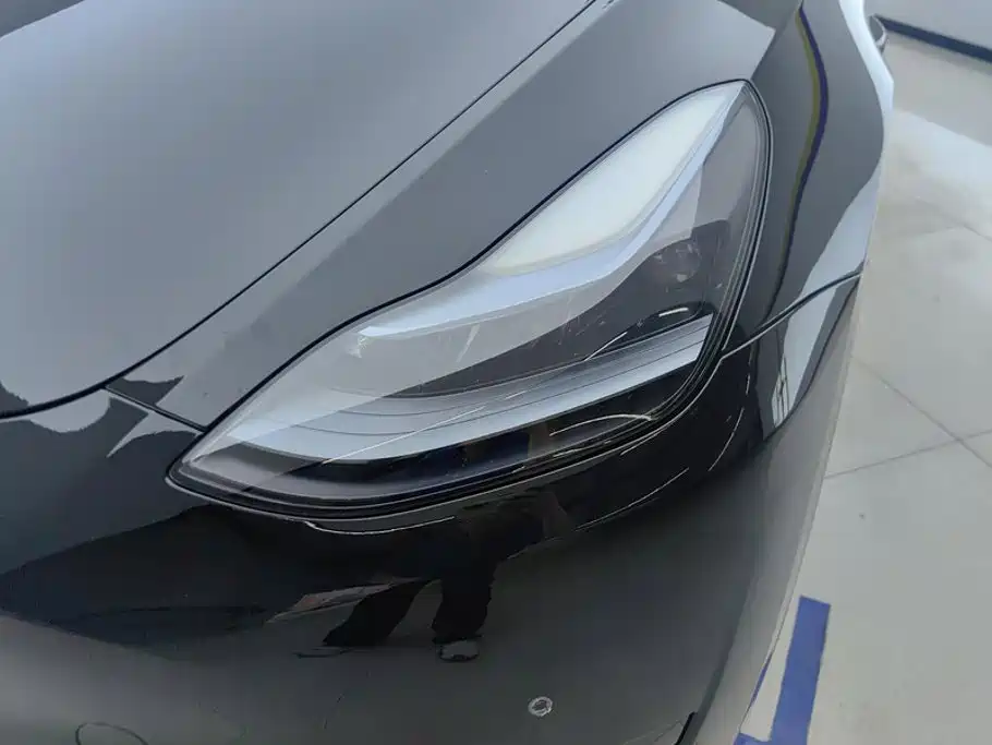 Tesla Model Y — миниатюра 5