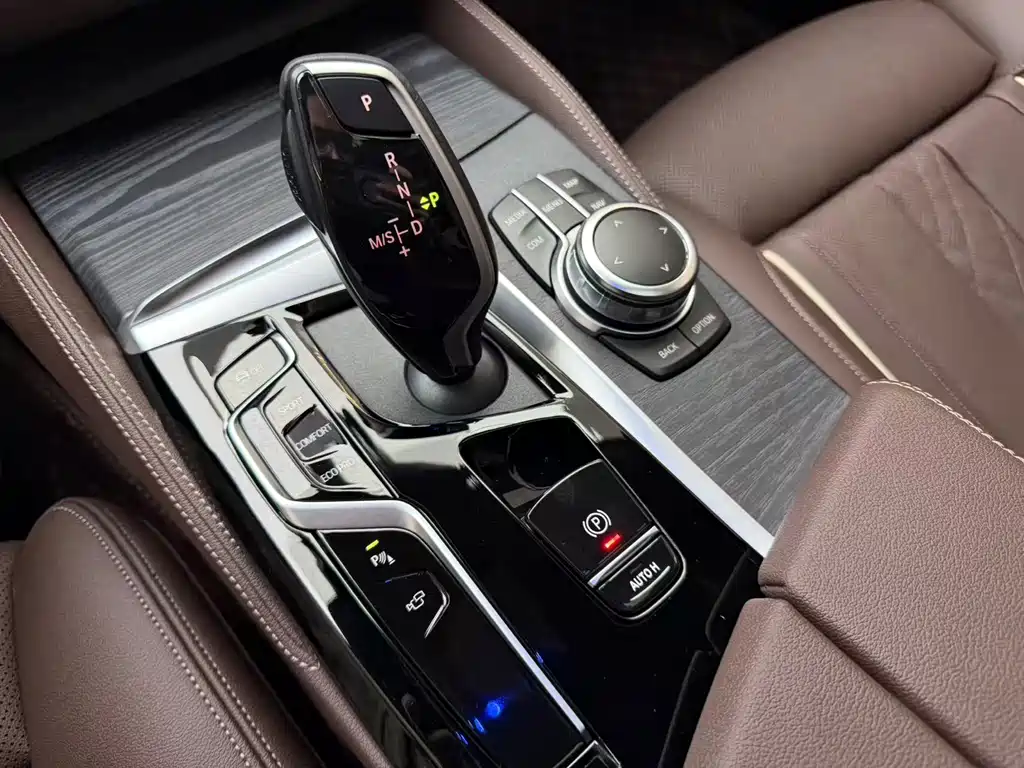 BMW 5 Series — миниатюра 12