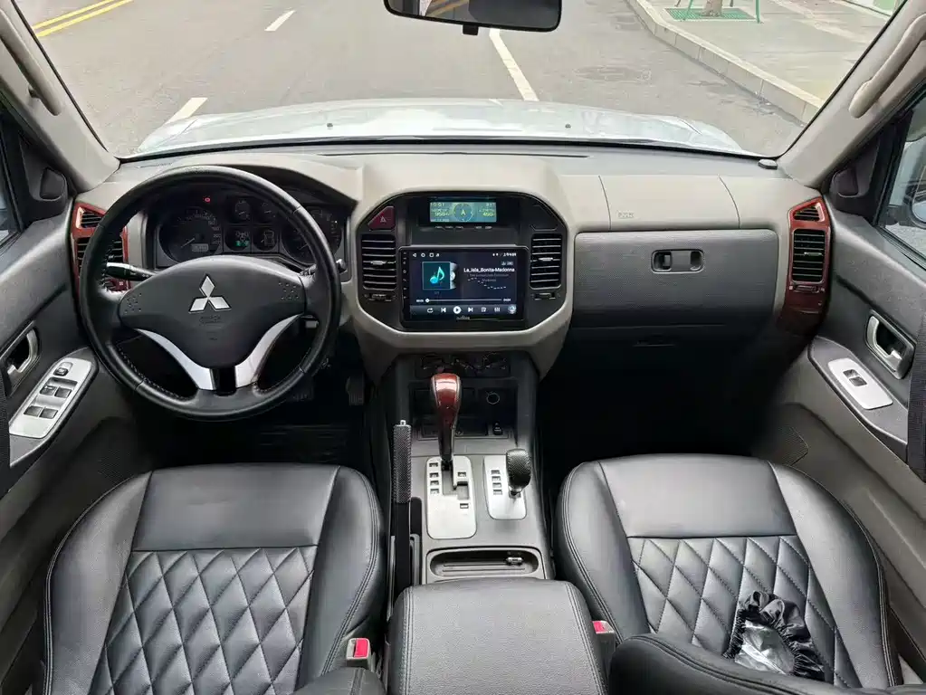 Mitsubishi Pajero — миниатюра 5