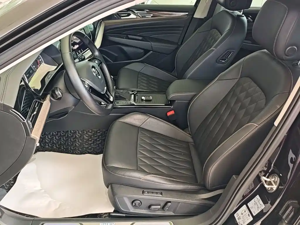 Volkswagen Passat PHEV — миниатюра 15