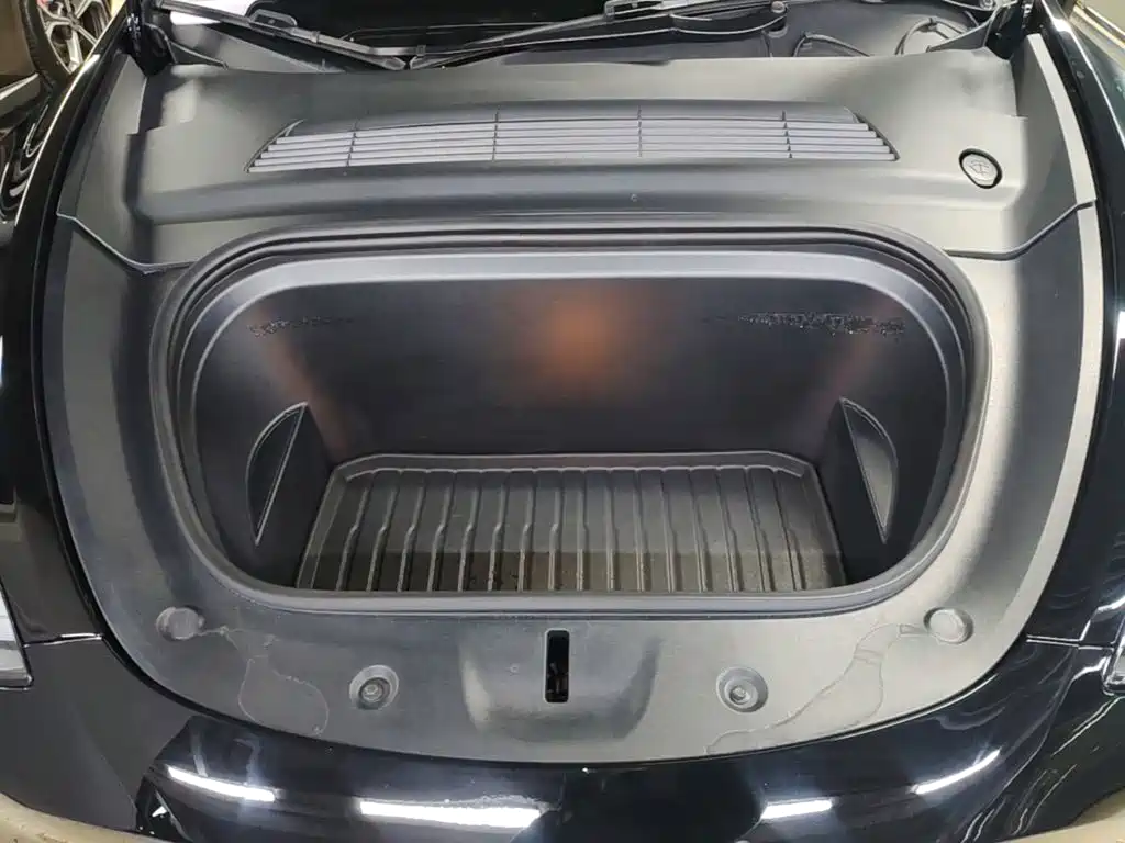 Tesla Model Y — миниатюра 20