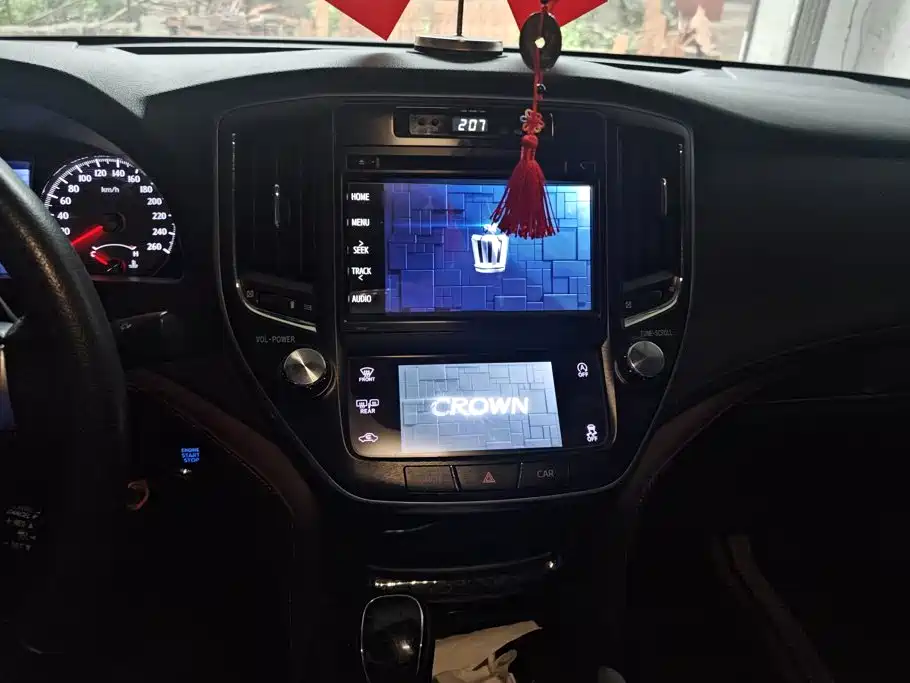 Toyota Crown — миниатюра 13