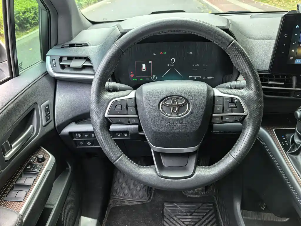 Toyota Granvia — миниатюра 11