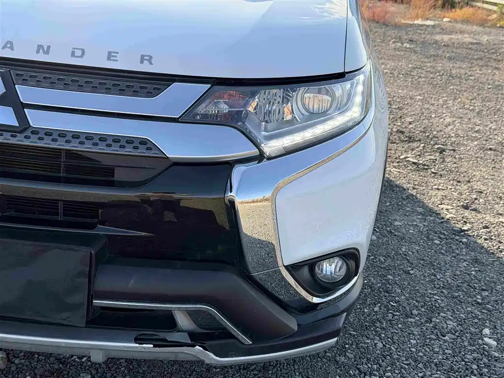 Mitsubishi Outlander — миниатюра 13