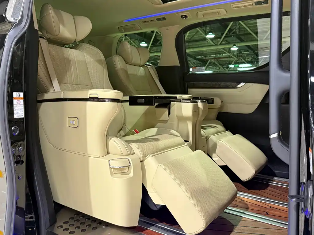 Toyota Alphard — миниатюра 11