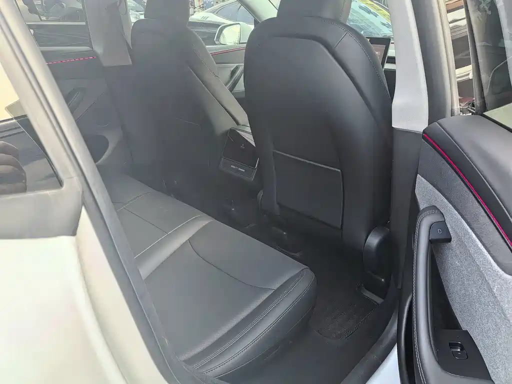 Tesla Model Y — миниатюра 11