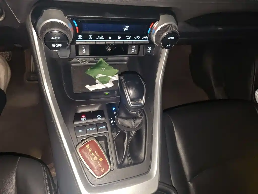 Toyota RAV4 — миниатюра 7