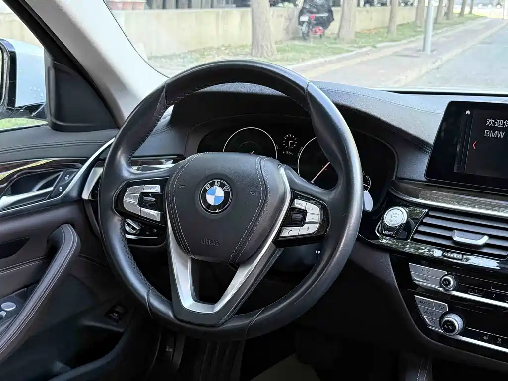 BMW 5 Series — миниатюра 8