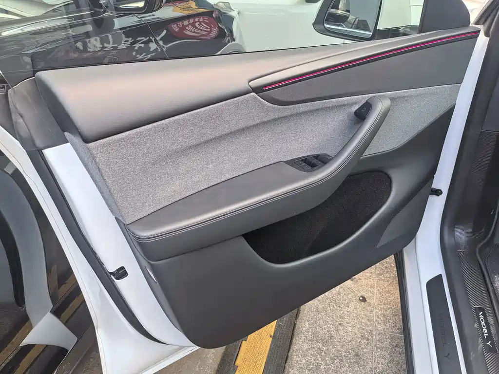Tesla Model Y — миниатюра 5