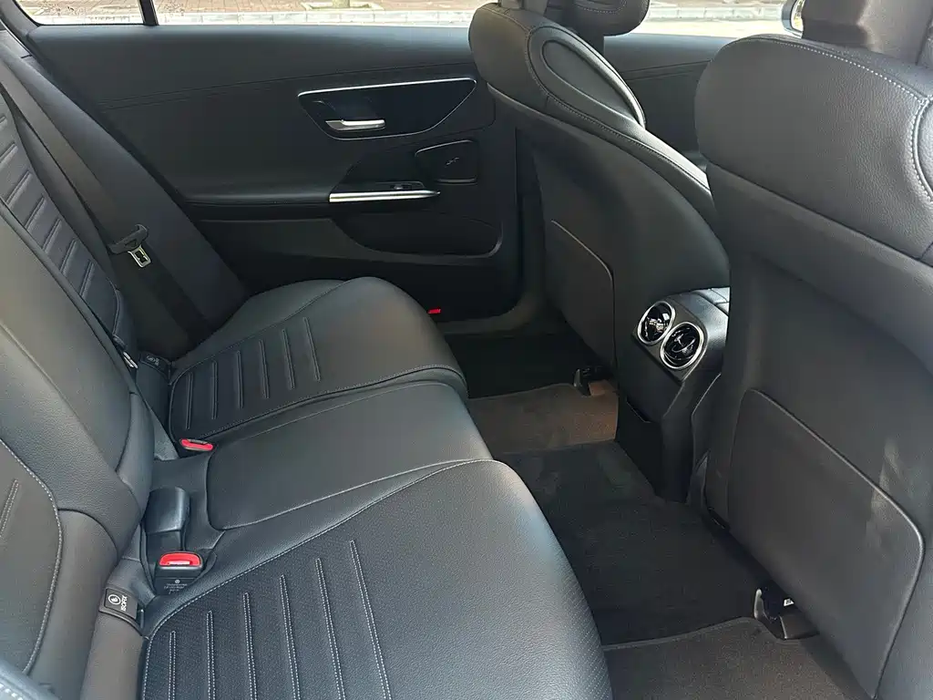 Mercedes-Benz C-Class — миниатюра 10