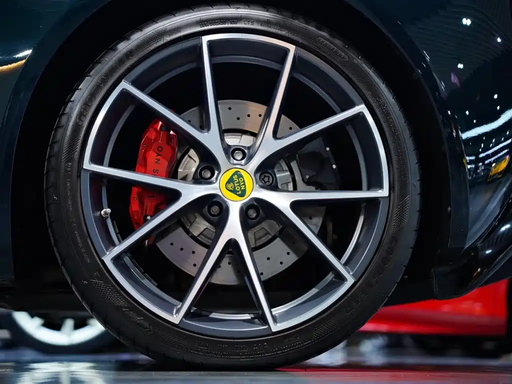 Lotus Emira — миниатюра 16