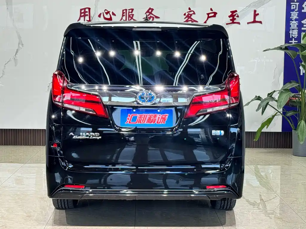 Toyota Alphard — миниатюра 5