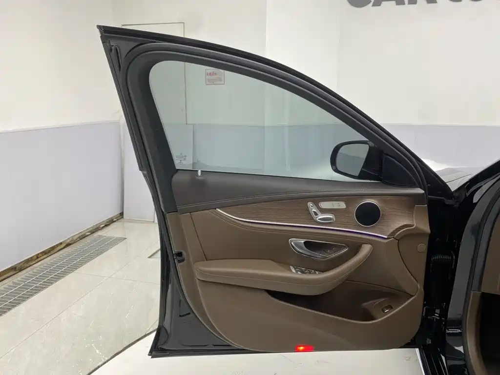 Mercedes-Benz E-Class — миниатюра 26