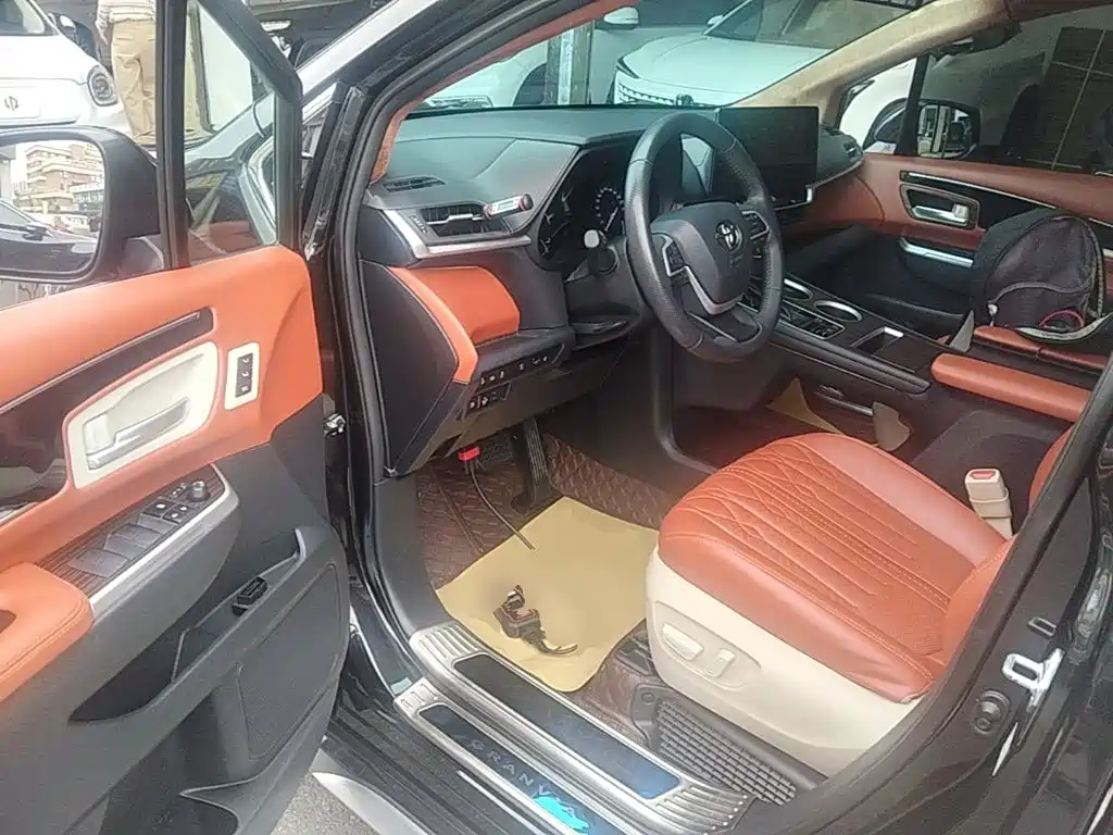 Toyota Granvia — миниатюра 16