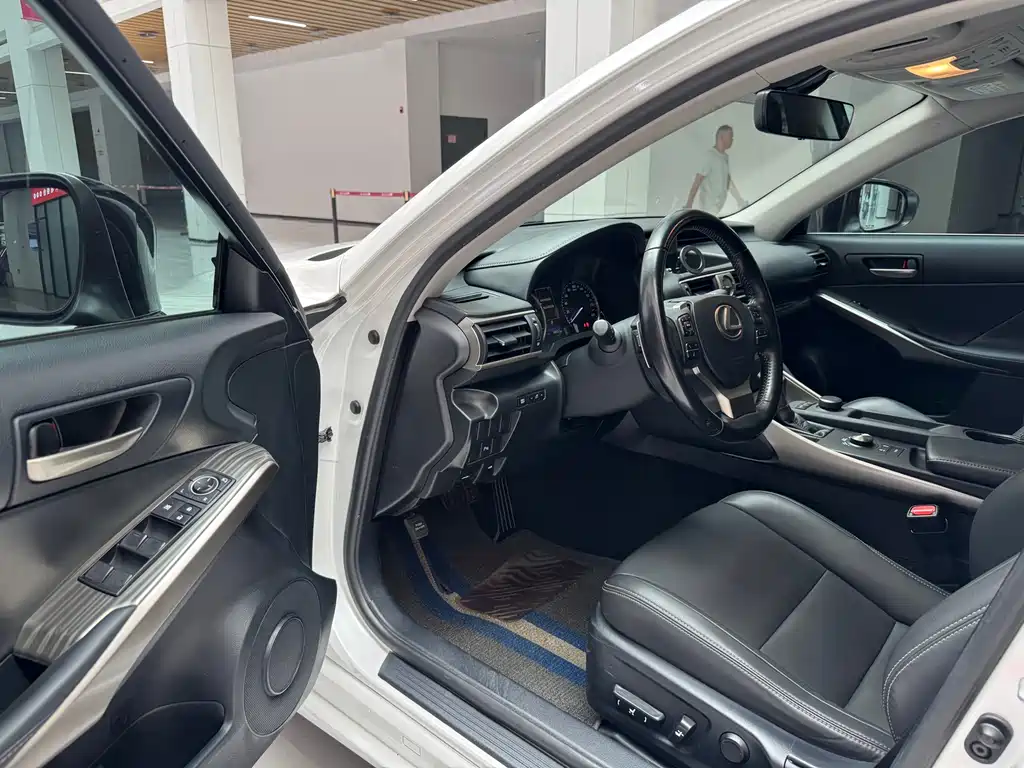 Lexus IS 2017 300