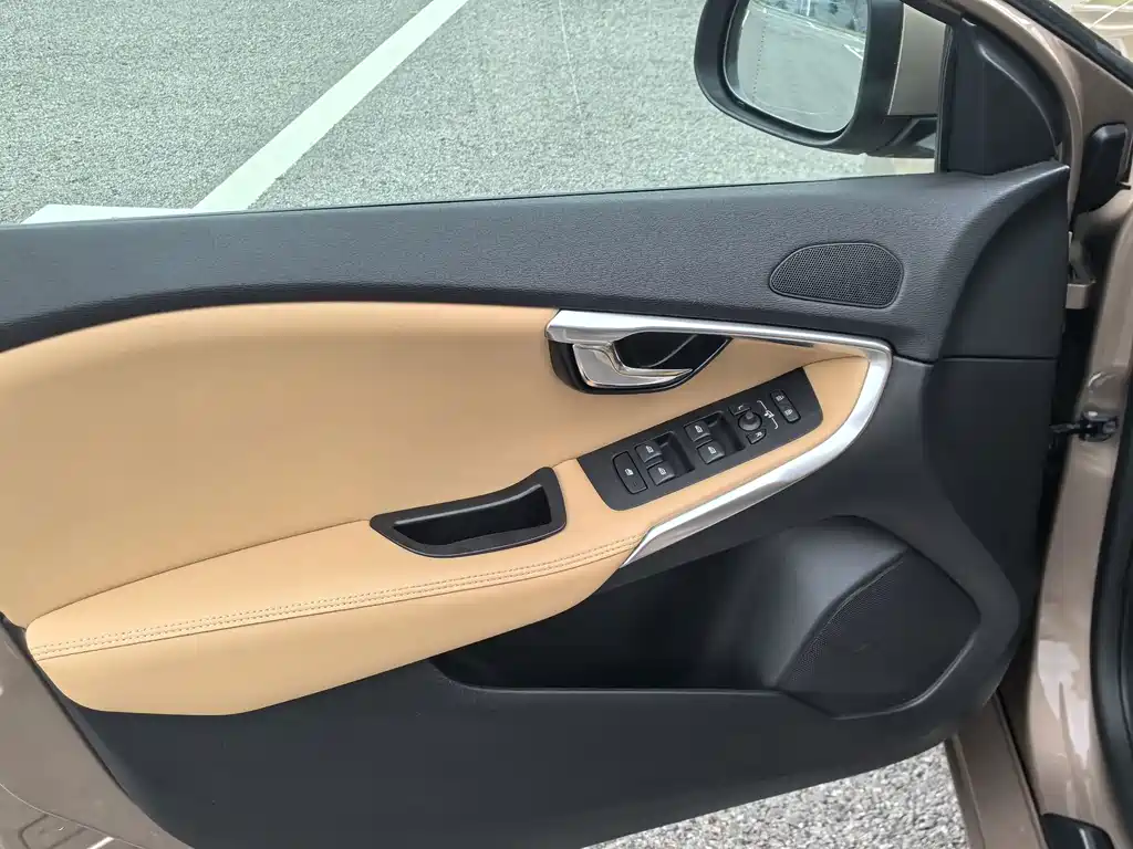 Volvo V40 — миниатюра 5