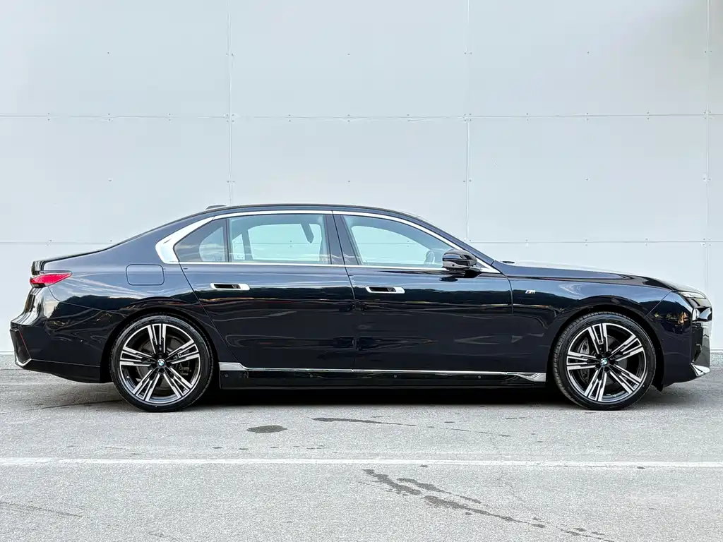 BMW i7 — миниатюра 9