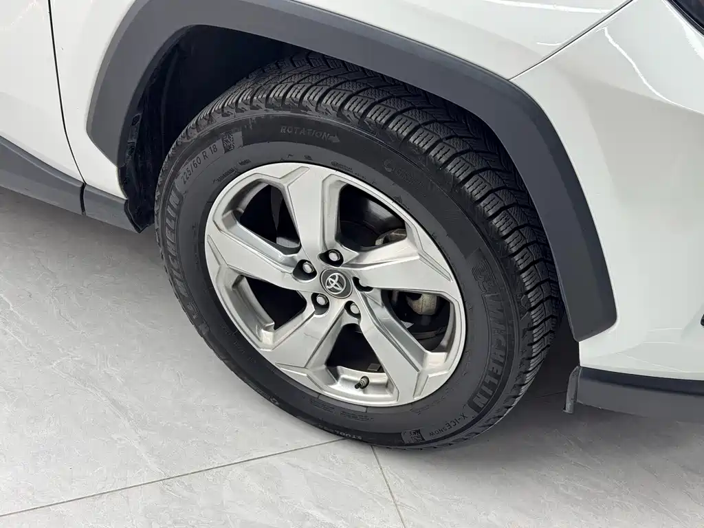 Toyota RAV4 — миниатюра 6