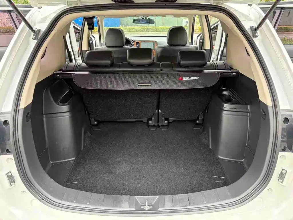 MITSUBISHI OUTLANDER