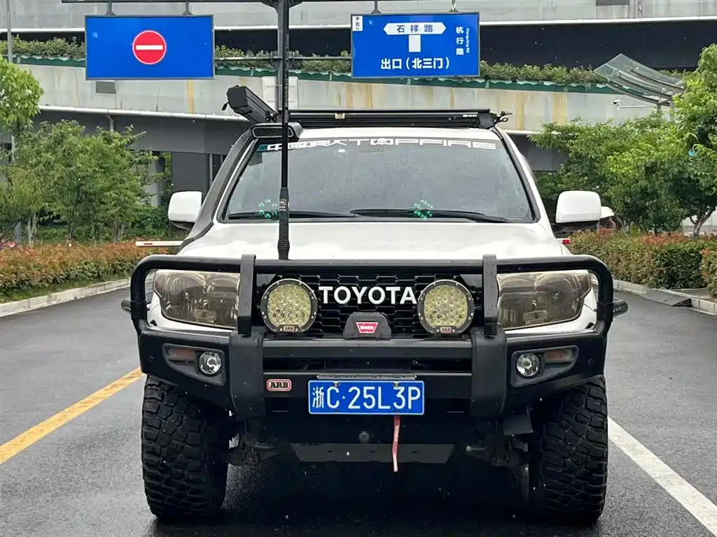 Toyota Land Cruiser 2010