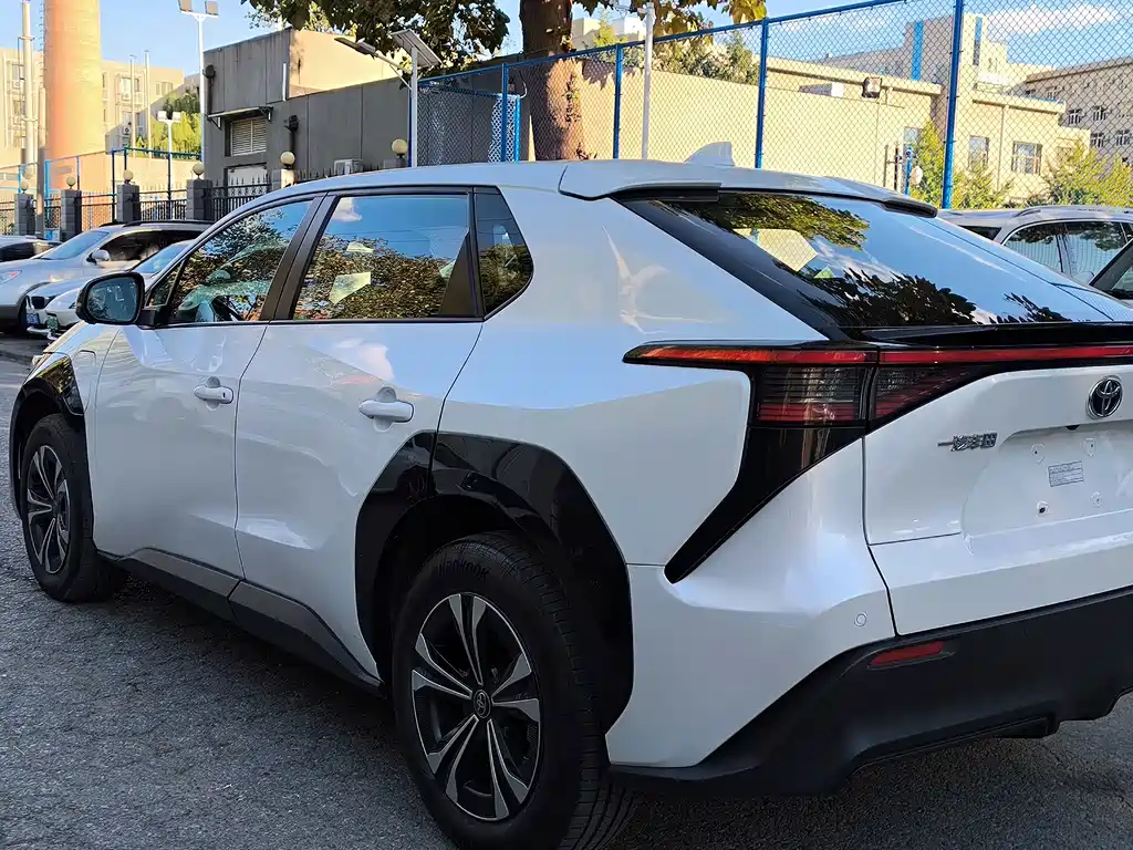 Toyota bZ4X — миниатюра 4