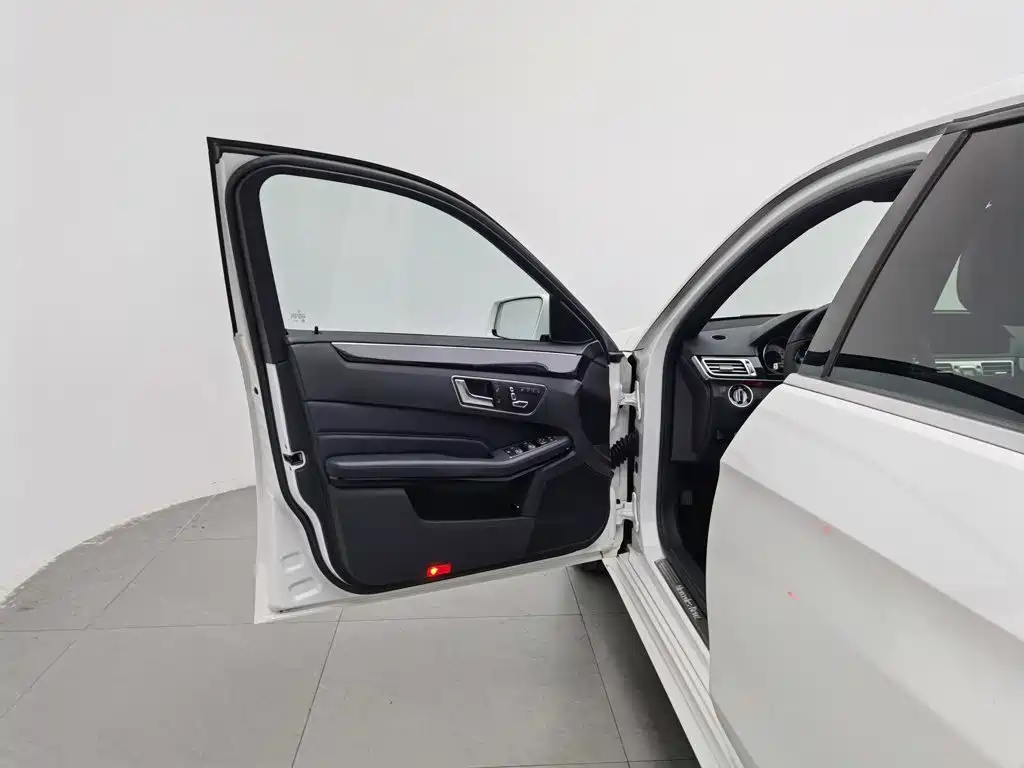 Mercedes-Benz E-Class — миниатюра 8