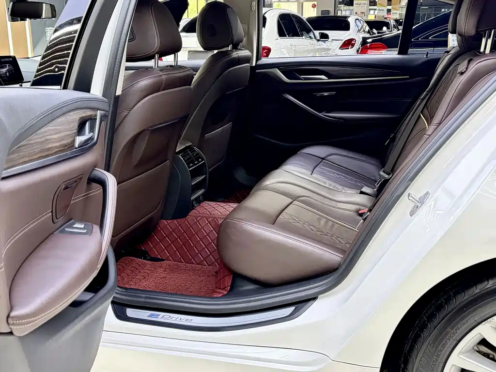 BMW 5 Series New Energy — миниатюра 7