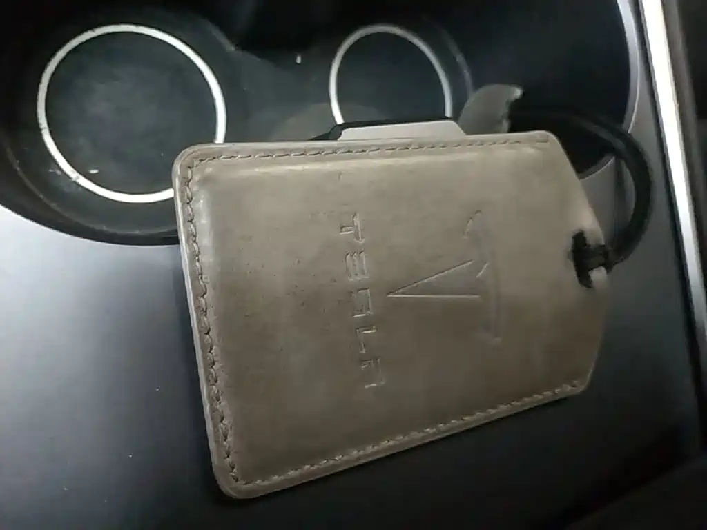 Tesla Model Y — миниатюра 9