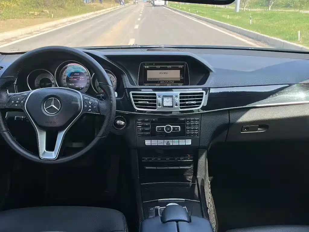 Mercedes-Benz E-Class — миниатюра 5