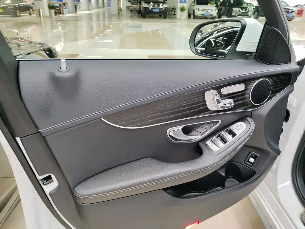 Mercedes-Benz C-Class — миниатюра 11