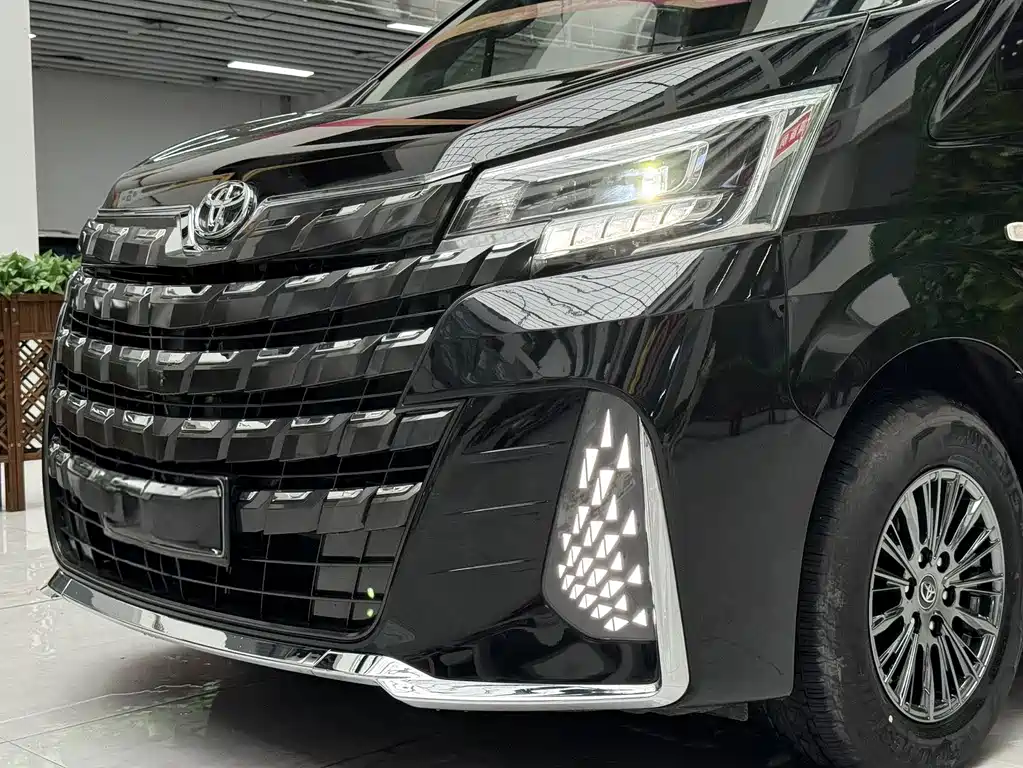 Toyota Hiace — миниатюра 3