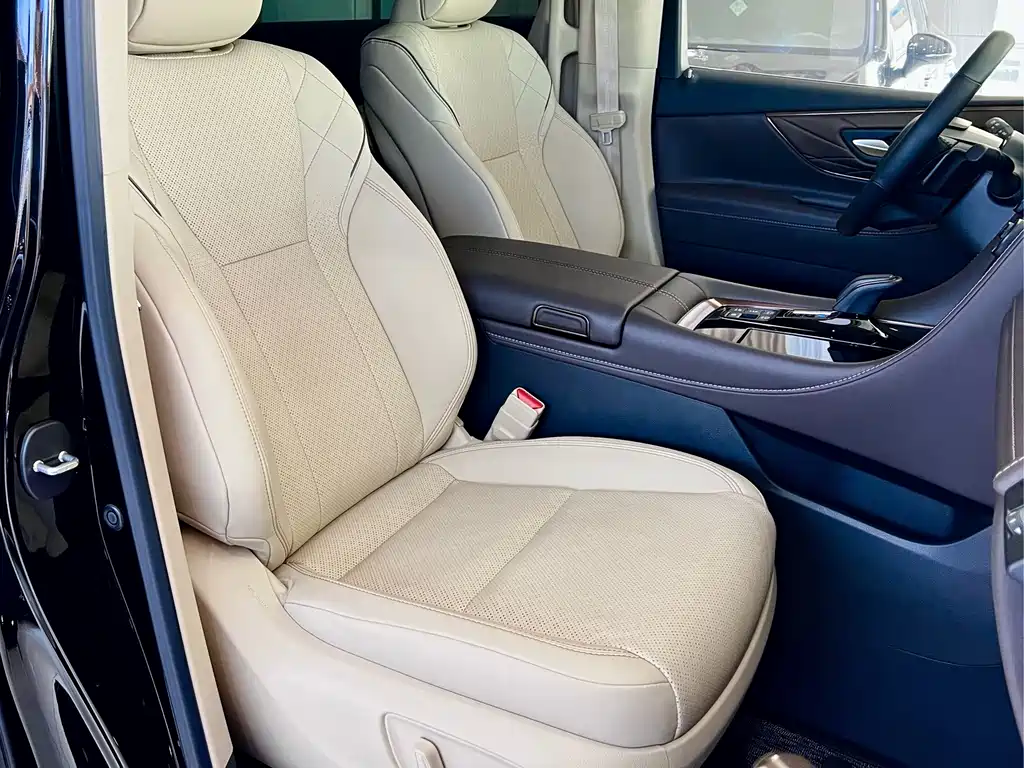 Toyota Alphard — миниатюра 8