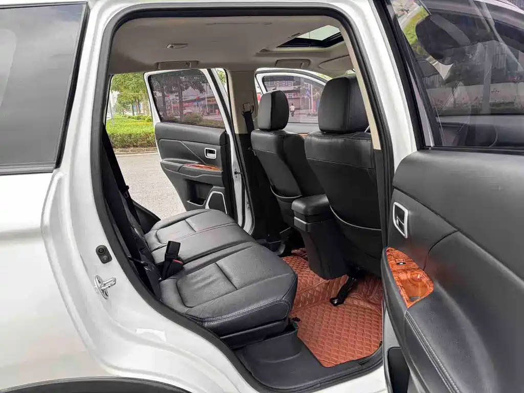 MITSUBISHI OUTLANDER