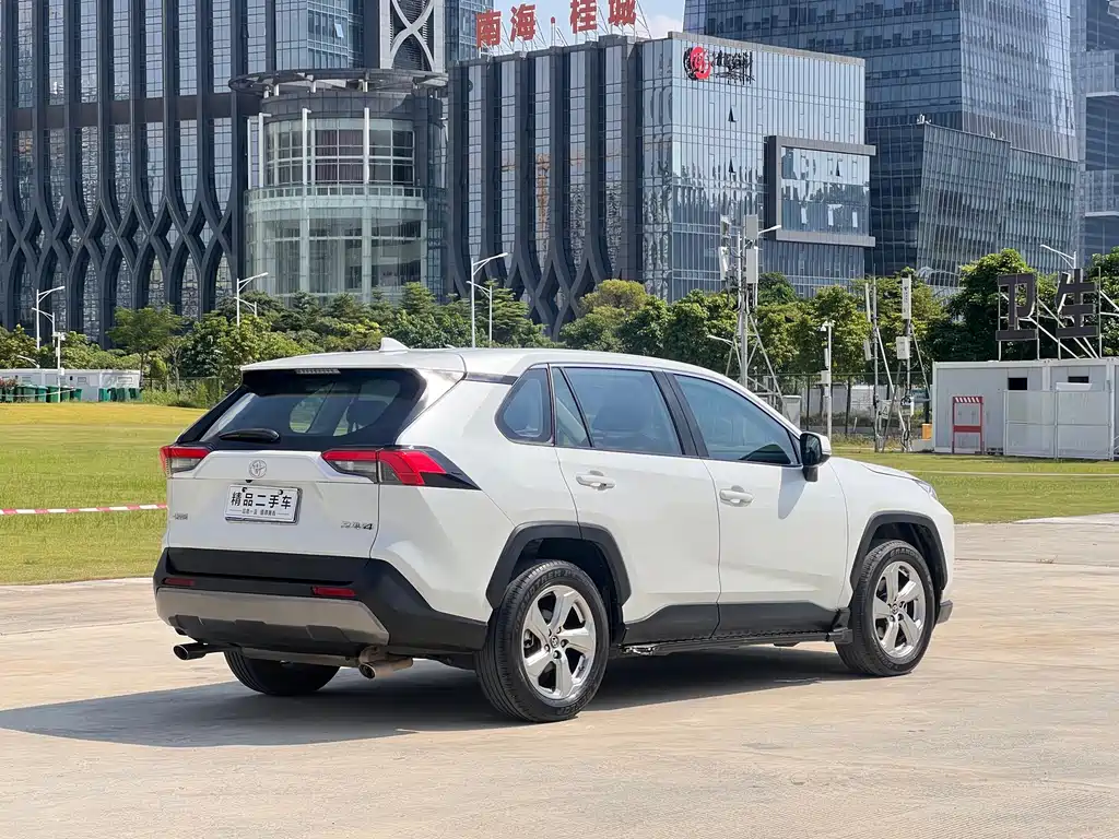Toyota RAV4 — миниатюра 6