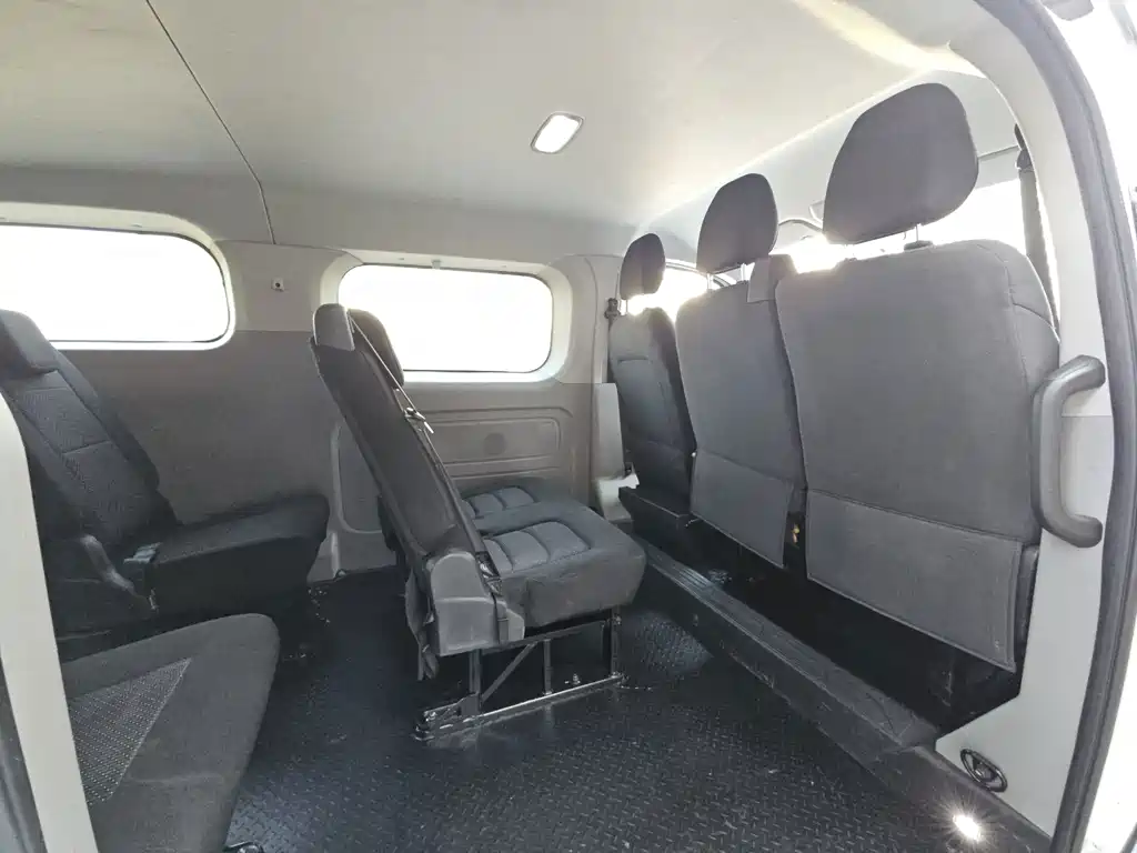 MAXUS V70 — миниатюра 10