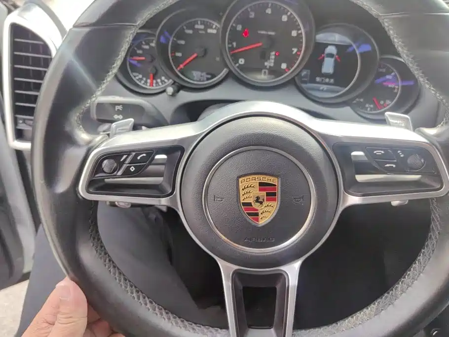 Porsche Cayenne — миниатюра 15