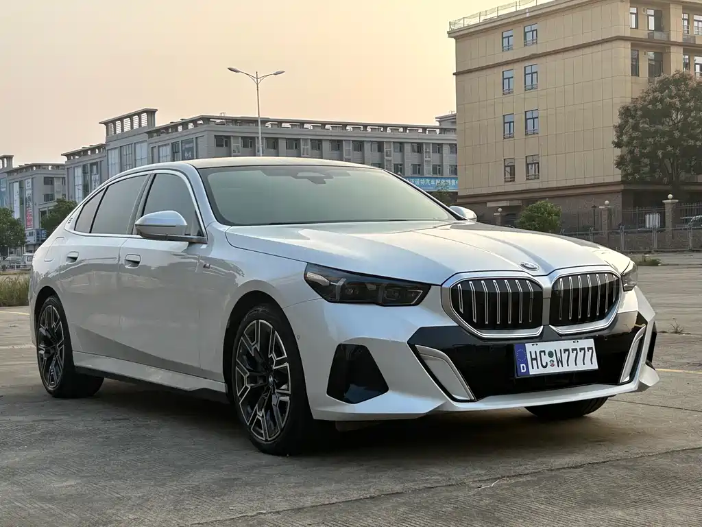 BMW 5 Series — миниатюра 3
